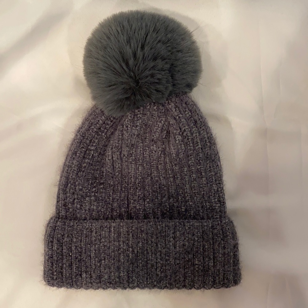 Gray ribbed beanie with pom pom